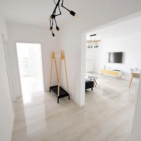 アパート Cozy With Private Parking ピエシュチャニ