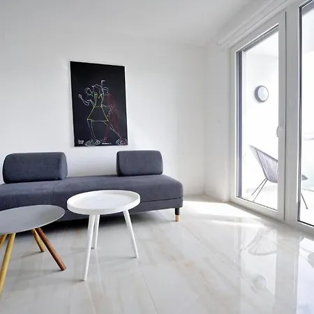 Cozy With Private Parking