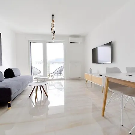 Апартаменты Cozy With Private Parking