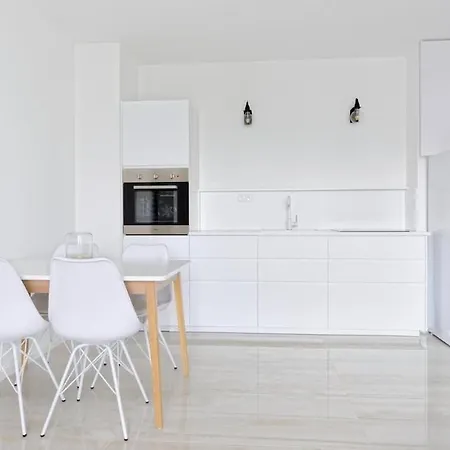 Cozy With Private Parking アパート ピエシュチャニ