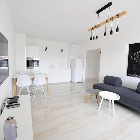 Cozy With Private Parking Апартаменты Пьештяни