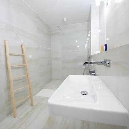 Апартаменты Cozy With Private Parking Пьештяни